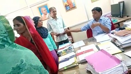 अन्य कार्य के लिए नहीं किया जाए बाध्य, एडीएम को सौंपा ज्ञापन