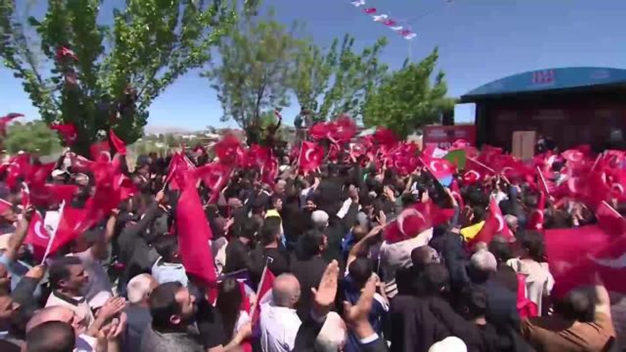 İmamoğlu Kahta'da: "Neymiş? Onlar Giderse Kaos Olurmuş. Sen Gidersen Bu Millete Huzur Gelir, Huzur"