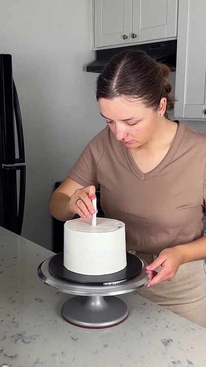 A one tier cake_ Or a two tier cake_  If the filling of the cake is very delicate, I always stack