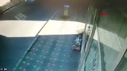 KENDİNİ KURYE OLARAK TANITIP KAPIYI AÇANI ÖLDÜRDÜ; KAÇIŞ ANI KAMERADA