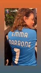 In regalo a Emma Marrone una maglia personalizzata del Napoli