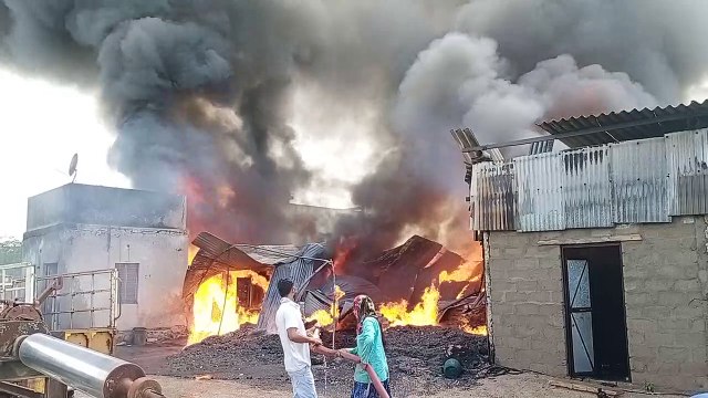VIDEO : चूड़ी फैक्ट्री में लगी भीषण आग, मची अफरा-तफरी, पांच दमकलों ने पाया काबू