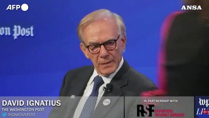 Supporter di Assange irrompono sul palco mentre parla Blinken