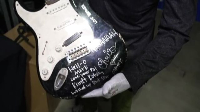 All'asta la chitarra distrutta da Kurt Cobain sul palco
