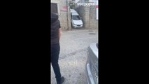 Así se ha quedado atrapado un coche en unas escaleras en Hoyo de Pinares, Ávila