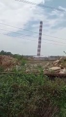 लाइव वीडियो: चंद सेकेंड में जमींदोज हो गई वंदना प्लांट की चिमनी, लोहे को बेचेगी बोलीदाता कंपनी