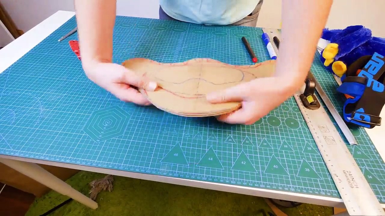 How to make Huggy Wuggy mask from Cardboard DIY - video Dailymotion