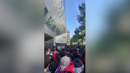 Radicales del PSG en las oficinas del club: “Messi, hijo de puta”