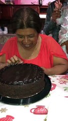 Mujer pierde su dentadura tras morder pastel