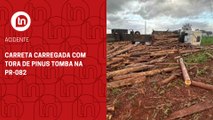 Carreta carregada com tora de pinus tomba na PR-082