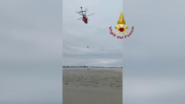 Maltempo, Vigili del Fuoco salvano persone bloccate in casa dall'acqua