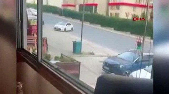 Başakşehir'de pompalı tüfekle sağa solan ateş eden adama, vatandaşlar müdahale ederken tüfek patladı