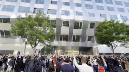 Centenares de hinchas piden dimisión de cúpula de PSG a las puertas de sede