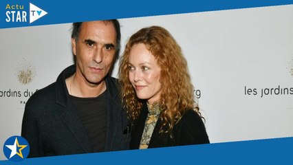 "Il fait ça aujourd'hui, il va en taule" : Samuel Benchetrit très choqué par une interview de sa fem