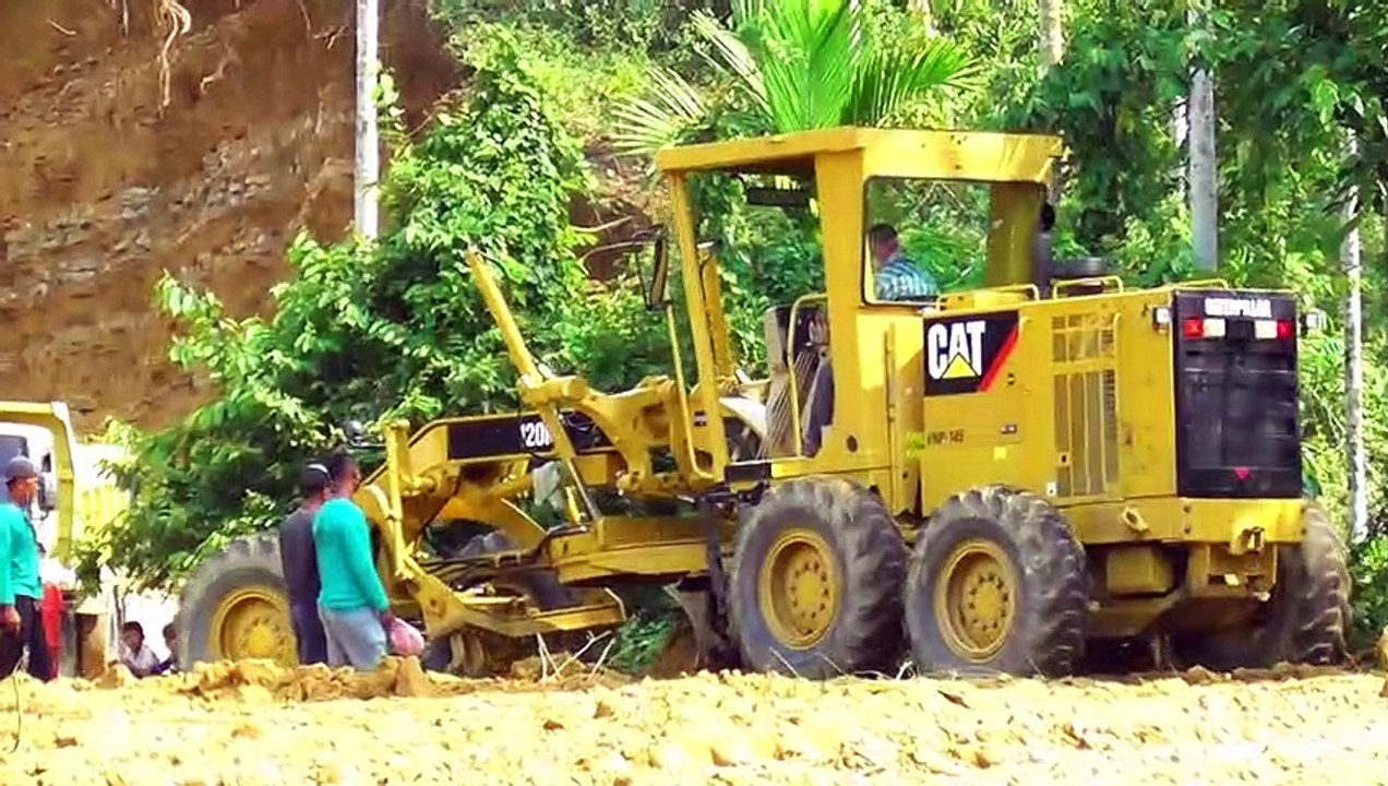 Caterpillar 120K Grader VHP-145 Works to Push the Soil Evenly