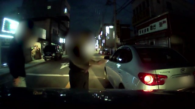 고의 교통사고 내고 합의금 10억 여원 가로챈 20대 일당...구속 송치 / YTN