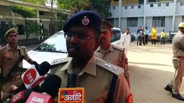 UP nikay chunav : झांसी में पोलिंग बूथ पर कड़ी सुरक्षा के बीच हो रहा मतदान