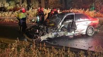 İzmir’de bariyerlere çarpan otomobilin sürücüsü öldü