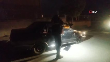 Seyir halindeki araç kurşunlandı