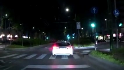 Monopattino si schianta contro un taxi