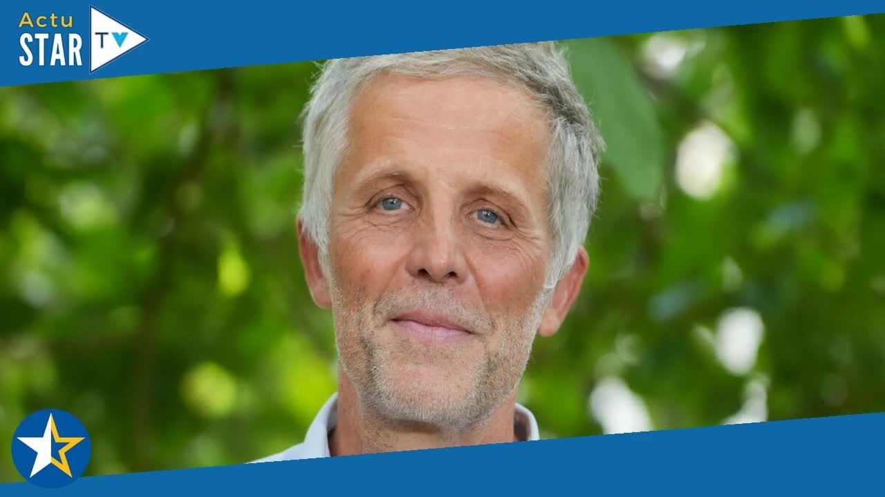 "Besoin de vacances ? " : Stéphane Guillon se lâche et adresse un tacle grinçant à Éric Dupond-Moret