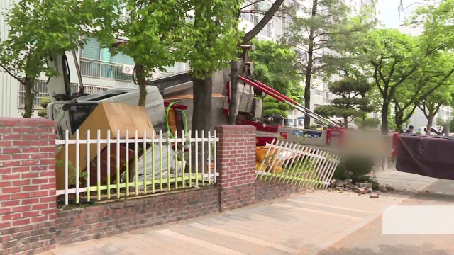 대전에서 이삿짐 운반용 사다리차 도로에 쓰러져 / YTN