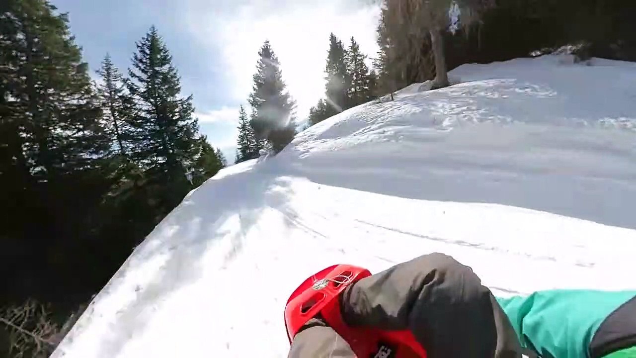 Descente à couper le souffle dans un toboggan à neige - Buzz Buddy