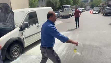 Emanet aldığı hafif ticari araç yandı, yardımına vatandaşlar çeşme hortumuyla koştu