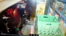 Beyoğlu’nda büfeye silahlı saldırı kamerada