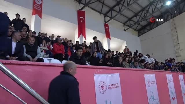 Ardahan'daki amatör spor kulüplerine ayni ve nakdi yardım yapıldı