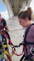 Un couple affiche de fortes émotions avant un grand saut à l'élastique - Buzz Buddy
