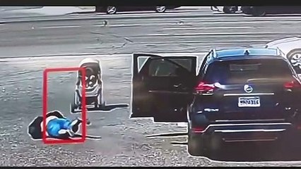 Une mère voit sa poussette rouler vers la route et tombe au moment de courir après