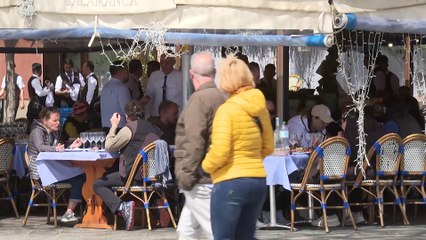 El paro baja en 73.890 personas en abril impulsado por los servicios