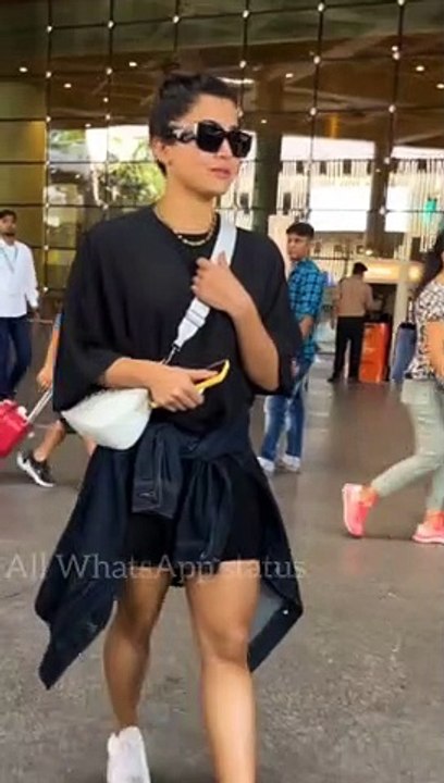 Rashmika Mandanna Uncomfortable With Her Dress At Airport