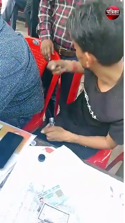 खुल्लमखुल्ला फर्जी वोटिंग का खेल! बूथ के बाहर ही उंगली से मिटाई जा रही वोटिंग इंक, वीडियो हुआ वायरल