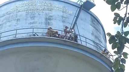 পশ্চিম মেদিনীপুর: যুবতী স্ত্রীকে হারিয়ে বাঁচতে চায় না &#039;বীরু&#039;, মদ খেয়ে উঠল জল ট্যাঙ্কে!