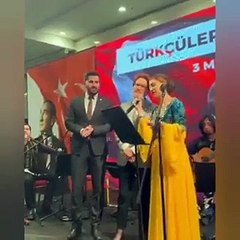 Meral Akşener sahnede Selanik Türküsü’nü söyledi