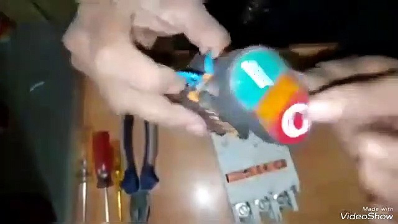 hold_a_contecter_with_push_switch(360p)