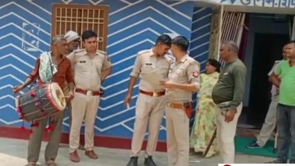 आवास सहायक की पिटाई मामले में फरार मुखिया के घर पुलिस ने चिपकाया इश्तेहार