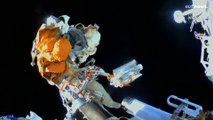 شاهد: طاقم روسي يرمي مخلّفات وأدوات في الفضاء