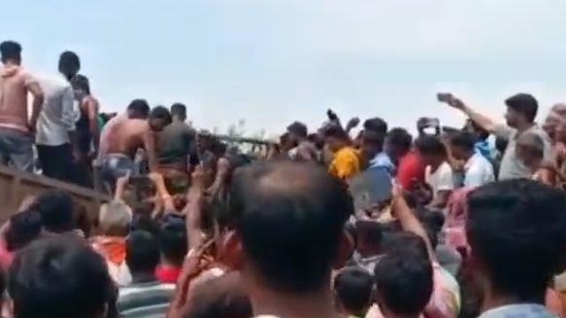 শিউরে ওঠা দৃশ্য! সাতসকালে বাইসনের তাণ্ডব; শিং দিয়ে গুতিয়ে....রক্তাক্ত