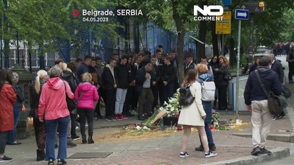 Sérvia chora e homenageia vítimas de massacre em escola