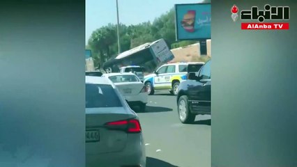 انحراف باص نقل عام من جسر على الدائري الرابع