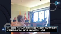 Los Mossos evacúan a miembros de Vox de un ayuntamiento de Barcelona tras sufrir un asalto de la CUP