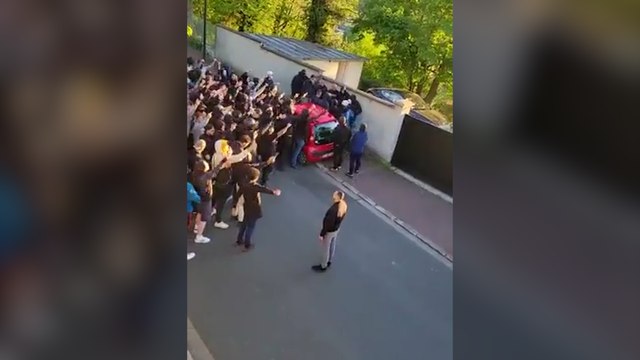 Casse toi : des supporters du PSG en colère devant chez Neymar