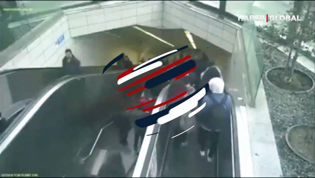 Korkunç kaza 10 milyondan fazla izlendi... Yürüyen merdivenin içine böyle düştü