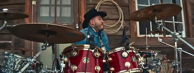 Grupo Frontera x Bad Bunny - un x100to (Video Oficial)