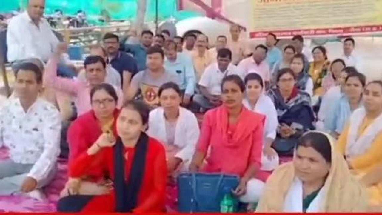 रीवा: एनएचएम संविदा स्वास्थ्य कर्मियों की अनिश्चितकालीन हड़ताल जारी