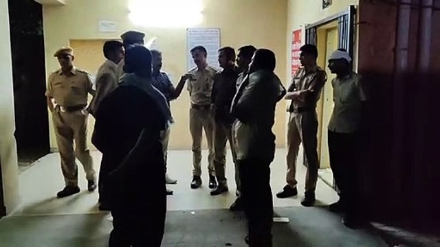 मां ने दो मासूमों को टांके में डाल, खुद को किया आग के हवाले