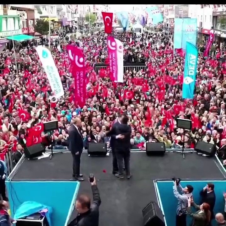 İmamoğlu, genci elinden mikrofonu aldı: Yakacak kendini